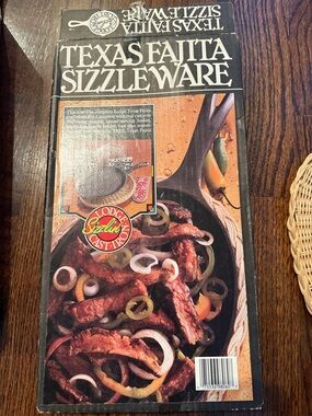 Lodge Texas Fajita Sizzleware Cast Iron Skillet - Black